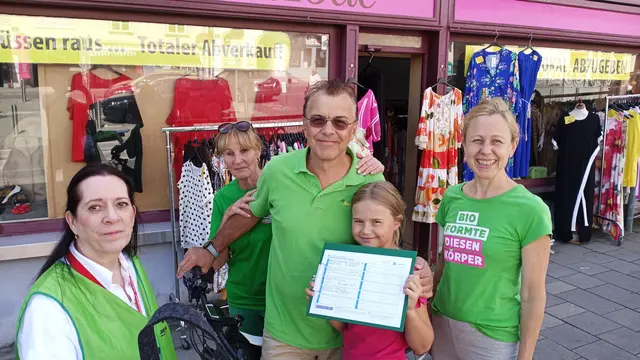 Die Grünen Klosterneuburg beim Sammeln von Unterschriften am Stadtplatz: Gemeinderätin Jaqueline Eschlböck, Isabella Parigger, Sadtrat Johannes Edtmayer, Viktoria und Gemeinderätin Sabine Zuklin-Pollany. | Foto: Die Grünen Klosterneuburg