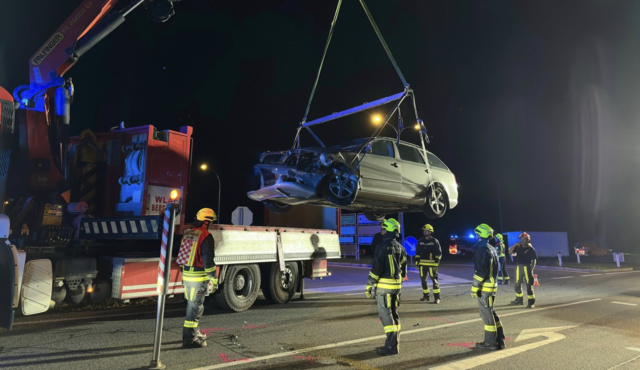 Die B4 war im Bereich der Kreuzung für längere Zeit komplett gesperrt – Feuerwehren aus Mold und Horn richteten eine Umleitung durch das Ortsgebiet ein. | Foto: FF Horn