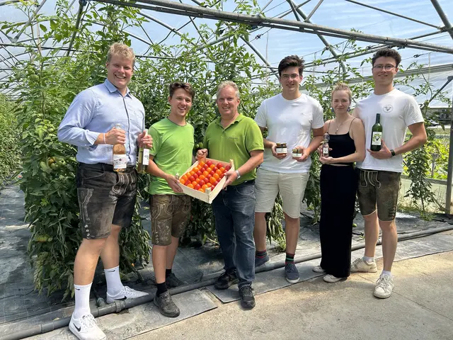 Mit Begeisterung beim Jungbauern-Markt dabei: Bernhard Hammer, Florian und Leopold Spitzbart, Klaus Schmuckenschlager, Isi und Johannes Krakora. | Foto: Spitzbart