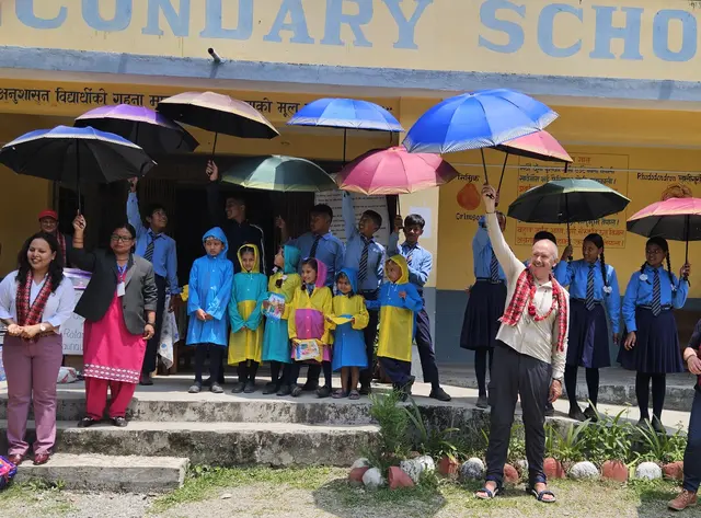Regenkleidung und -schirme für die Regenzeit. | Foto: Weikenkas