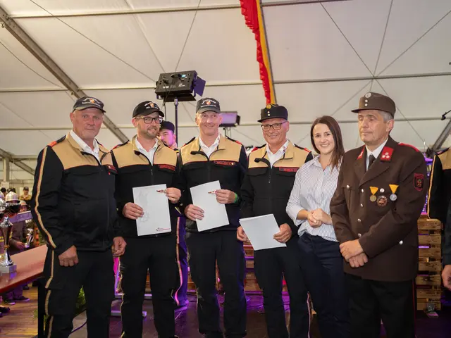 Sicherheitslandesrätin Astrid Mair gratuliert den geehrten.  | Foto: BFV IBK-Land