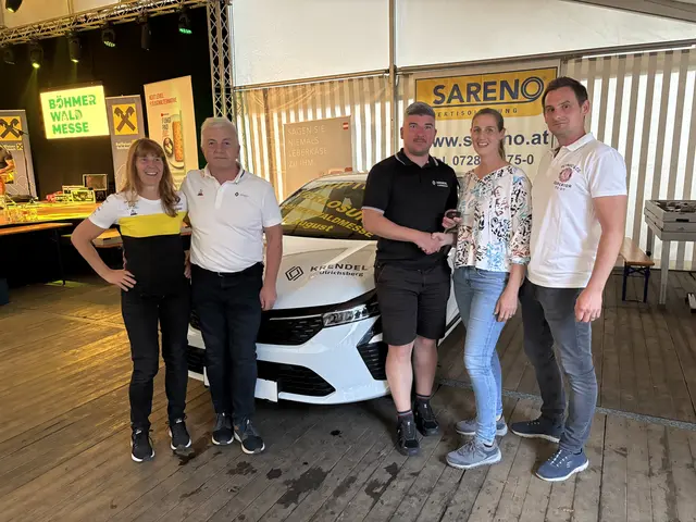 Der Hauptpreis, zur Verfügung gestellt vom Autohaus Krendel, ging an Simone Trautner aus St. Stefan-Afiesl. | Foto: Forstner