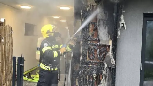 Die Feuerwehr musste Teile der Fassade entfernen. | Foto: FF Ried