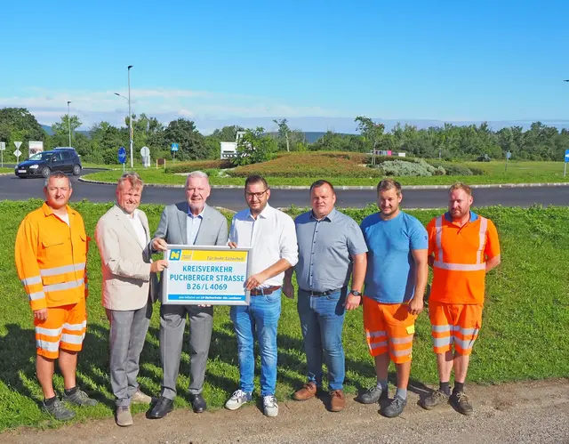 Beteiligte Personen am Bild v.l.n.r.: Ronald Beisteiner (Straßenmeisterei Wiener Neustadt), Klaus Längauer (Leiter der NÖ Straßenbauabteilung Wiener Neustadt), Klaus Schneeberger (ÖVP, Bürgermeister in Wiener Neustadt), Philipp Gerstenmayer (i.V. LH-Stv. Udo Landbauer, FPÖ), Thomas Michalitz (Leiter der Straßenmeisterei Wiener Neustadt), Christoph Rodler und Alexander Zangl (beide Straßenmeisterei Wiener Neustadt). | Foto: ©NÖ STD