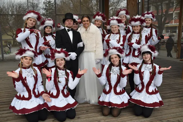 Beim Blochziehen in ihrer Heimatgemeinde Bad Tatzmannsdorf fungierte Katja Graf heuer als "Braut". | Foto: Michael Strini