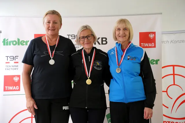 Christine Rudig (Mitte - SG Zams) siegte bei den Landesmeisterschaften für Kleinkalibergewehr auf 50m in Innsbruck in der Wertung Stehend aufgelegt Seniorinnen 2 | Foto: Christian Kramer / TLSB
