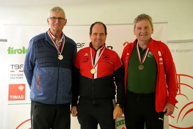 Klaus Kleinrubatscher (Mitte - SG Jenbach-Buch) siegte im Liegend frei-Bewerb der Seniorenklasse 2 bei den Landesmeisterschaften für Kleinkalibergewehr in Innsbruck | Foto: Christian Kramer / TLSB