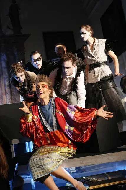 vorne: Antonia Ortner (Amor), dahinter v.l.n.r.: Katharina Wegscheider (Euridice), Tim Lehmann
(Pluto), Sebastian Taschner (Aristeo), Lena Obexer (Proserpina) | Foto: Reinhard Winkler