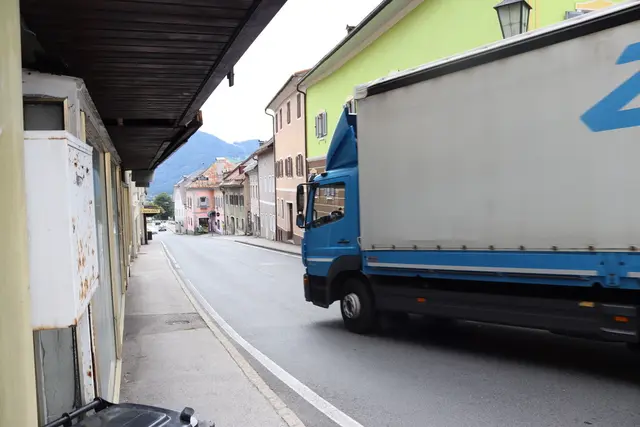 Das berüchtigte Nadelöhr bei der Ortseinfahrt macht Greifenburg zu einem echten Verkehrsbrennpunkt. | Foto: MeinBezirk.at