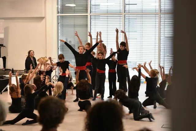 Keine leichte Aufgabe, die durch die Veranstalter mit der modernen Kinderoper an die Kinder und Jugendlichen gestellt wurde: Diese aber reüssierten bei der Aufführung grandios und gekonnt und spielten, sangen, tanzten &amp; rappten „was das Zeug hielt“. | Foto: Academia/Dabernig