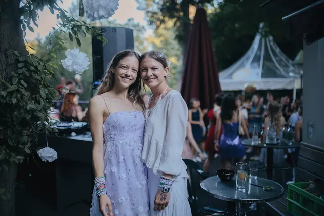 Die Initiatorinnen Julia und Lisa Lindner freuen sich vor allem auf: "Die Menschen, die Stimmung und die Musik natürlich." | Foto: Sara Bayerkuhnlein