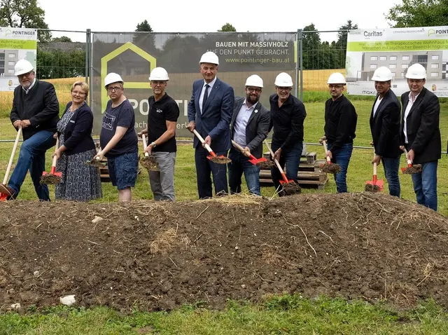 Beim Spatenstich: Caritas-Vorstand Martin Gruber (l.), Caritas-Geschäftsleiterin Katharina Sturmaier (2. v. l.), Interessenvertreter der Caritas invita, Sozial-Landesrat Christian Dörfel (5. v. l.), Stefan Pimmingstorfer (design. Caritas-Direktor, 5. v. r.),und der Buchkirchner Ortschef Nikon Baumgartner (SPÖ, r.). | Foto: Land OÖ/Andreas Krenn