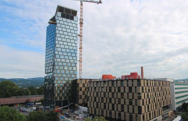 Der Turm des 109 Meter hohen Quadrills ist bereits fertiggestellt und auch die Glasfassade steht kurz vor Fertigstellung. | Foto: Bodner Gruppe