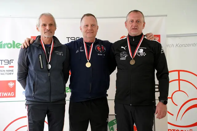 Reinhard Kilzer (Mitte - SG Lienz SSV) zielte auf Gold bei den Landesmeisterschaften Kleinkalibergewehr Stehend aufgelegt in der Seniorenklasse 1 | Foto: Christian Kramer / TLSB