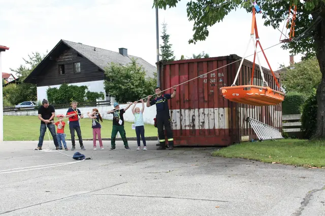 Die Kinder konnten selbst Hand anlegen und eine Personenrettung üben. | Foto: FJ Raabs