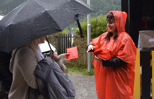 MeinBezirk Mitarbeiterin Lea im Arbeitseinsatz im Eingangsbereich. | Foto: © Friedl Schwaighofer