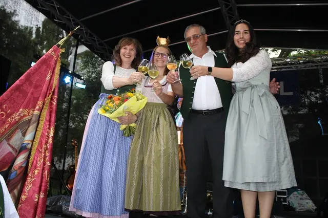 Bürgermeisterin Silvia Drechsler, die bisherige Weinkönign Leni Pferschy, Weinbauvereinsobmann Fritz Taufratzhofer und Weinprinzessin und neue Weinkönigin GRin Michaela Wilde. | Foto: mc