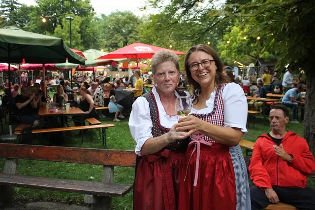 Claudia Schwarz und Teresa Voboril zollten den Winzern mit den Dirndln ihren Respekt | Foto: mc