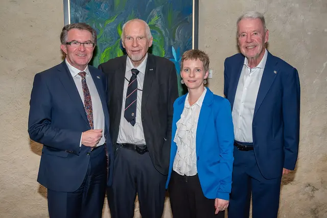 Kulturstadtrat Franz Piribauer, Künstler Prof. Gotthard Fellerer, Museumsleiterin Julia Schlager und Bürgermeister Klaus Schneeberger. | Foto: R. Wehrl