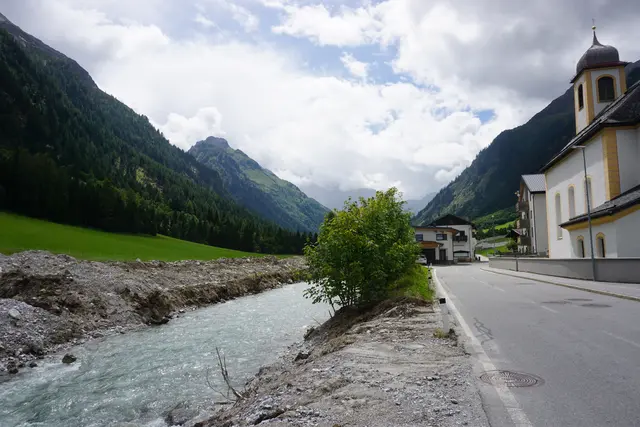 In der Dorfmitte kehrt allmählich Normalität ein  | Foto: Martina Obertimpfler 