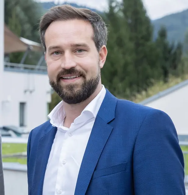 „Mit dem Slavi-Soucek-Stipendium wollen wir der Künstlerin oder dem Künstler die Möglichkeit geben, bestehende Kenntnisse in druckgrafischen Techniken zu vertiefen oder diese zu erwerben. Das Ziel ist jedoch klar: Sie sollen sich und ihre Arbeit weiterentwickeln können“, sagt Landeshauptfrau-Stellvertreter Stefan Schnöll. | Foto: Land Salzburg/Neumayr, Leopold 