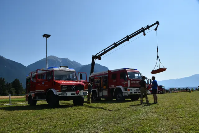Die Kinder konnten sich im Rahmen des Festes Einsatzfahrzeuge genauer ansehen.  | Foto: BFV IBK-Land