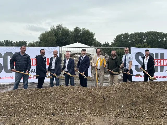 Regionale Wirtschaftsvertreter, kommunale Entscheidungsträger, Vertreter des Franchiseunternehmens sowie das Projektteam rund um Bauausführung und zukünftigen Filialbetrieb zückten gemeinsam die Spaten. | Foto: MeinBezirk/Kern