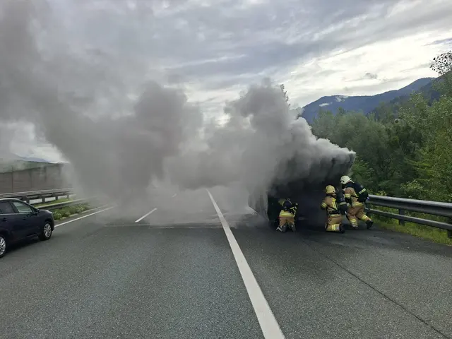 Der Lenker eines Lkws bemerkte eine Rauchentwicklung am linken Reifen seines Anhängers. Er hielt daraufhin am Pannenstreifen an und versuchte den Brand per Feuerlöscher unter Kontrolle zu bringen. | Foto: ZOOM.Tirol