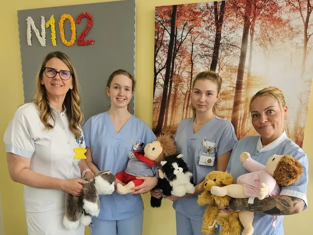 Das Pflegepersonal zählt auf die hilfreiche Unterstützung durch die Katzenroboter. | Foto: KUK