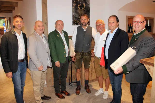 Bürgermeister Lukas Vogl (l.), Vertreter der WKO und des Wirtschaftsbunds mit Gastwirt Christian Kohlbacher. | Foto: Cescutti