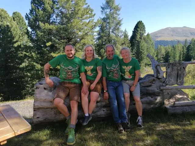 Michelle Putzenbacher (2. v. l.) betreibt mit ihrer Familie das s´ Hüttenplatzerl. | Foto: KK