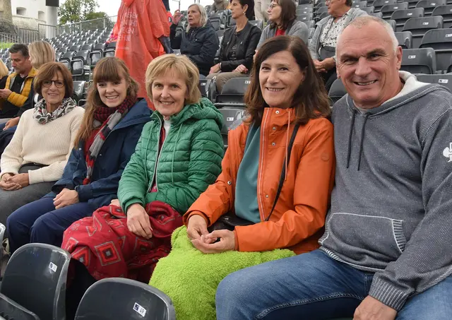 Frühzeitig am sicheren Tribünenplatz - Renate, Rosi, Gabi, Christina und Toni (von li. nach re.). | Foto: © Friedl Schwaighofer