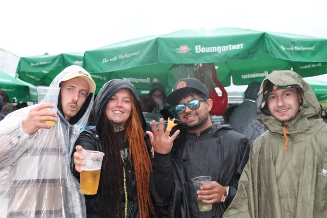 Der Regen konnte die Stimmung der Besucher nicht trüben. Mit Regenponchos tanzten sie durch die Nacht.  | Foto: MeinBezirk