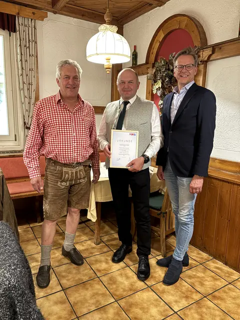 Für 30-jährige Betriebszugehörigkeit bei der WH Quell- und Brunnenbau GmbH wurde Rupert Bogensperger (Mitte) von der Wirtschaftskammer Salzburg (WKS) am 11. Juli 2025 feierlich ausgezeichnet. Sein Chef, Wilhelm Hönegger (li.) und WKS-Bezirksstellenobmann Wolfgang Pfeifenberger (re.) gratulierten. | Foto: WH Quell- u. Brunnenbau GmbH
