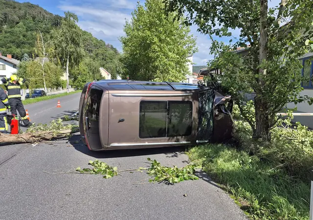 Unfall in Weissenbach/Triesting | Foto: Freiwillige Feuerwehr Weissenbach/Triesting