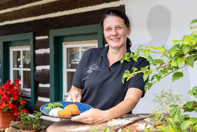 Simone Paukert punktet mit ihrer kulinarischen Vielfalt bei den zahlreichen Gästen von nah und fern. | Foto: TV Region Graz - Harry Schiffer