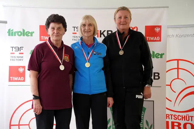 Elisabeth Salchner (Mitte - SG Matrei am Brenner) holte Gold bei den Tiroler Landesmeisterschaften für Kleinkalibergewehr, Sitzend frei in der Wertung Seniorinnen 2. | Foto: Christian Kramer / TLSB