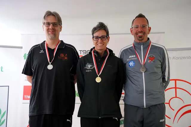 Sonja Kaspar (Mitte - SG Mieming) zeigte sich bei den Landesmeisterschaften Kleinkalibergewehr in Innsbruck im 60 Liegend Bewerb der gemischten Seniorenklasse 1 überlegen. | Foto: Christian Kramer / TLSB