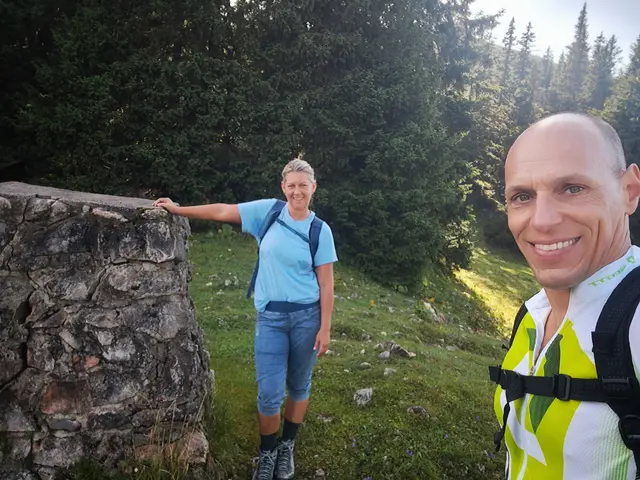 Rauf ging's über den Wurzengraben. Im Bild: der Fleischergedenkstein. | Foto: privat