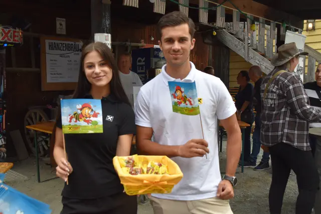 Ein Willkommensgruß von Sumsi: Lena Matyas und Patrick Schaffer | Foto: Michael Strini