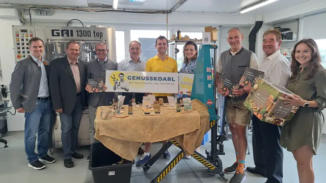 Johannes Pleil (Weinviertel Tourismus), Hermann Stich (Vzbgm. Wolkersdorf), LAbg. Manfred Schulz, Roman Bayer (Obmann LK Mistelbach), Karl Severin Traugott (Genusskoarl), Elisabeth Harreither (So schmeckt Niederösterreich), Hannes Steinacker (Weinviertel Tourismus), Ernst Bauer (Bgm. Ulrichskirchen-Schleinbach), Caroline Fribert (LEADER Region Weinviertel Ost). | Foto: Weinviertel Toursimus