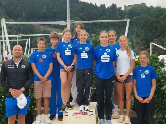 Ein Abordnung des Kremser Schwimmvereins war auch bei den Kämpfen in Kapfenberg vertreten.
v.li.n.re.: Trainer Dániel Dudás vom Kremser Schwimmverein mit seinen Schützlingen Oleh Maidannyk, Michael Mörth, Ophelia Drazdil, Johann Srb, Andrea Harm, Sophie Srb, Theresa Tremmel, Emma Göbl-Fürnkranz und Marlene Neger | Foto: Union Schwimmverein Krems