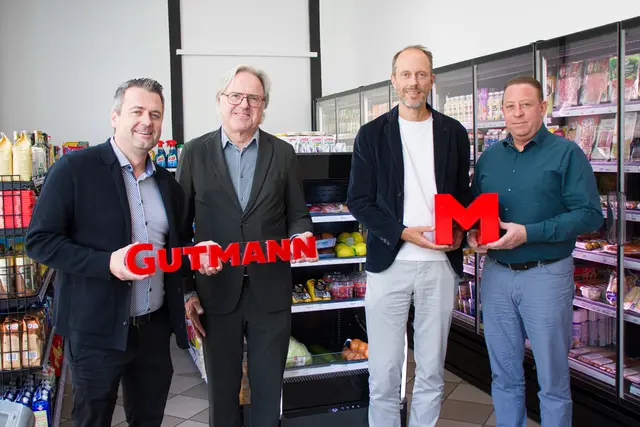 V.l.: Hannes Angerer (Gesamtleiter Shop GUTMANN), Albert Gutmann (Geschäftsführer GUTMANN), David Mölk (Geschäftsführer MPREIS) und Alexander Jeschow (Leiter Sonderformate MPREIS) feiern 15 Jahre Tankstellenshop-Kooperation. | Foto: MPREIS