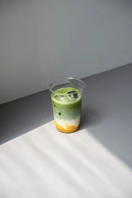 Serviert wird der Matcha klassisch mit pflanzlicher Milch oder zusätzlich mit fruchtigen Zutaten wie etwa Mango-Püree. | Foto: Sarah Rechbauer