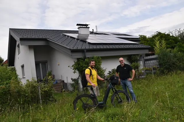 Neue Photovoltaik-Anlage in Wieselburg: Thomas Buschenreithner von Potz Blitz Elektroservice mit seinem Kunden Michael Daurer | Foto: Roland Mayr/MeinBezirk Scheibbs