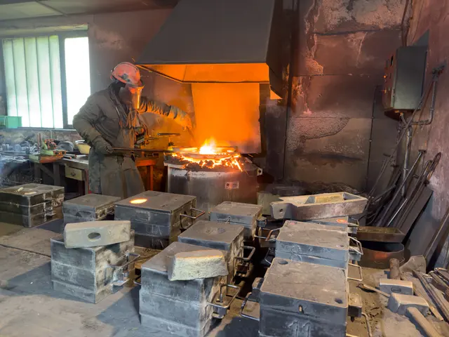 Wolfgang Olivier bei der Arbeit als Glockengießer. | Foto: ServusTV/Eduardo Gellner