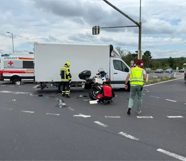 Bei der Autobahnkreuzung kollidierten ein Klein-LKW und ein Motorrad.  | Foto: Feuerwehr Parndorf