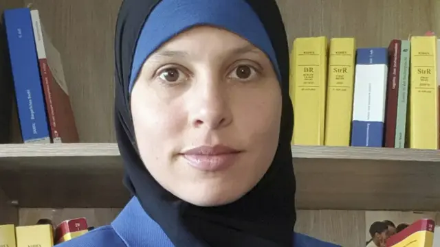 Jasmina Amasha ist Juristin aus Braunau und betreibt den Social-Media-Kanal SelbstverteidigungsRecht, auf dem sie rechtliche Themen verständlich und kostenlos erklärt, um Menschen im Alltag rechtliches Grundwissen zu vermitteln. Dabei legt sie Wert auf klare Sprache und Praxisnähe, um Nutzer:innen zu befähigen, viele alltägliche Rechtsfragen selbst zu klären und so besser geschützt zu sein. | Foto: Jasmina Amasha
