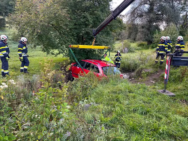Die Feuerwehr Scheifling bei der Bergung des Fahrzeugs. | Foto: FF Scheifling