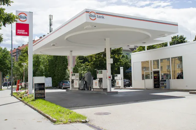 Die beiden Tiroler Familienunternehmen MPREIS und GUTMANN eröffneten kürzlich ihren 18. gemeinsamen Tankstellenshop im Innsbrucker Stadtteil Pradl. | Foto: MPREIS